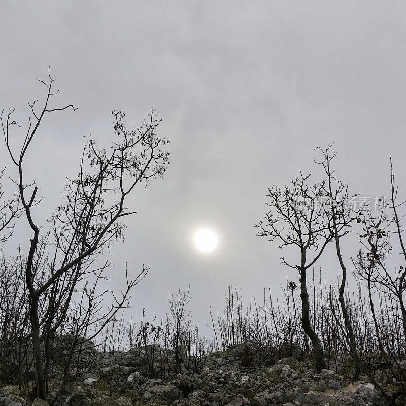 Cross Mountain, Mount Krizevac，乌云密布的天空，太阳，Medjugorje，波斯尼亚